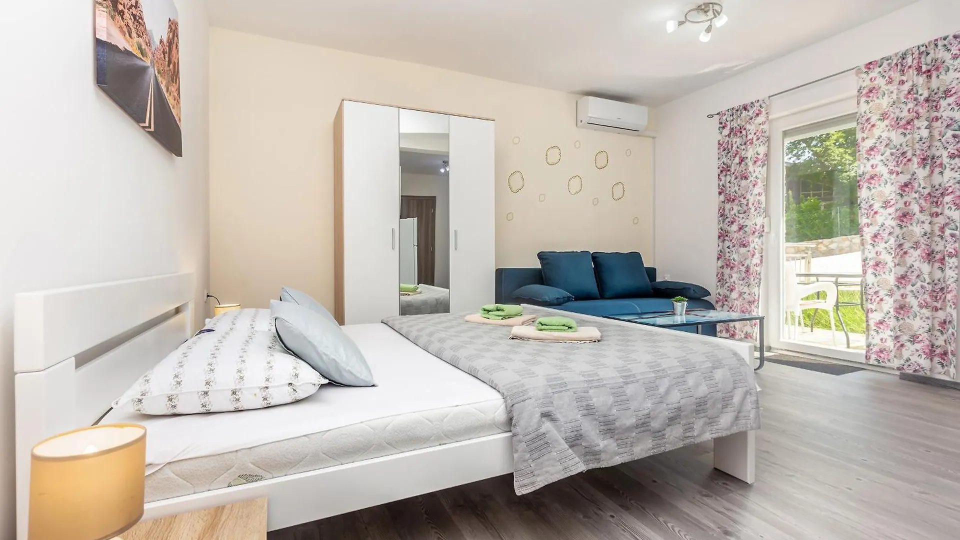 Apartmani Tena Njivice 0*,