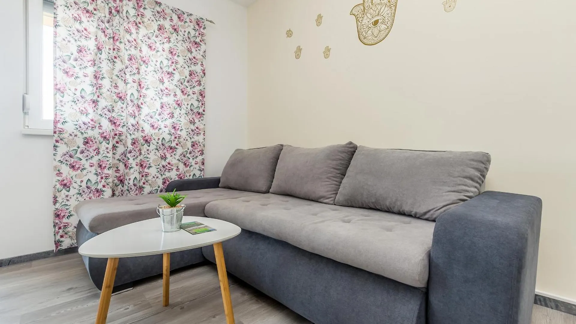 Apartmani Tena Njivice 0*,