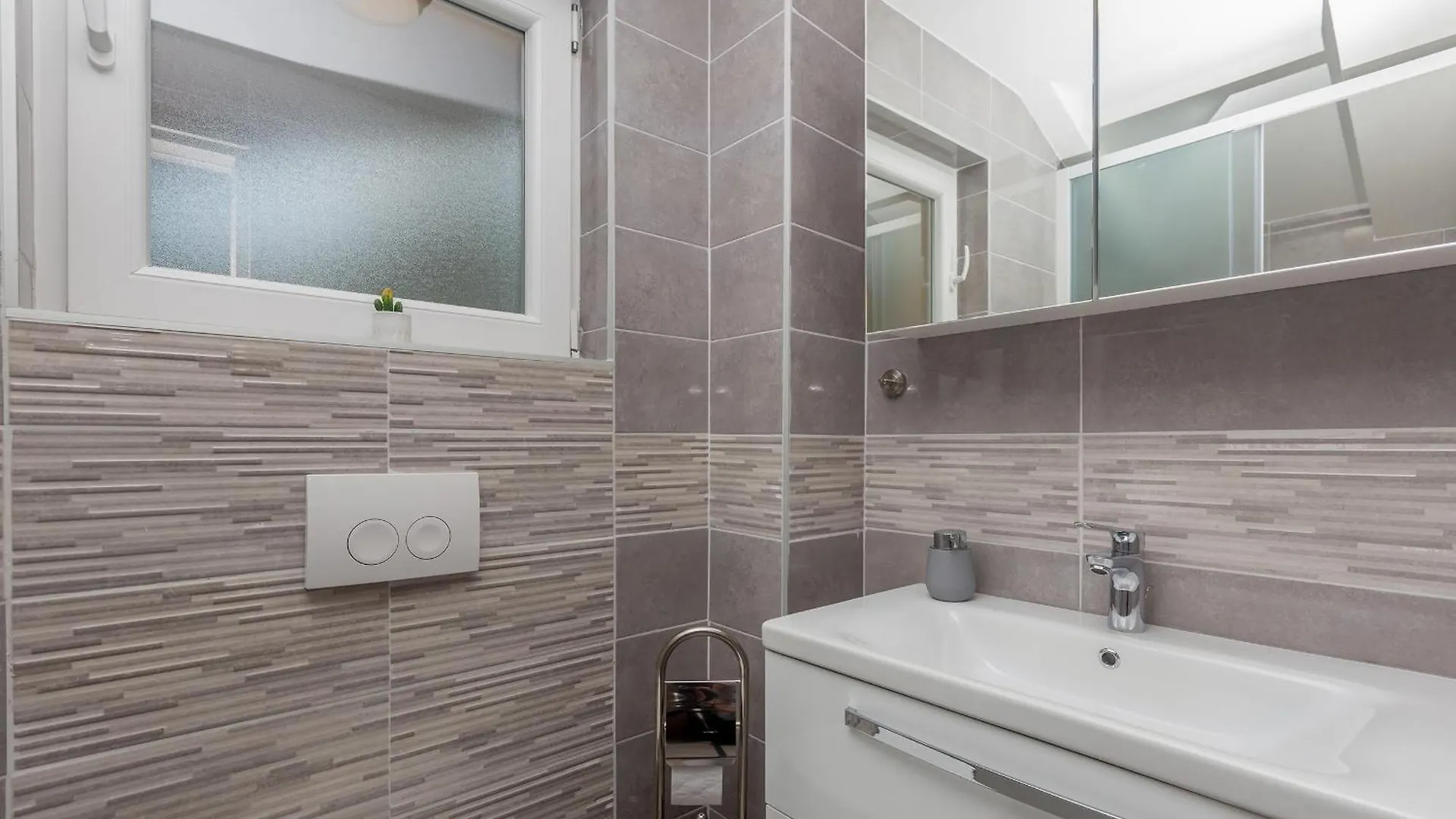 Apartmani Tena Njivice 0*,